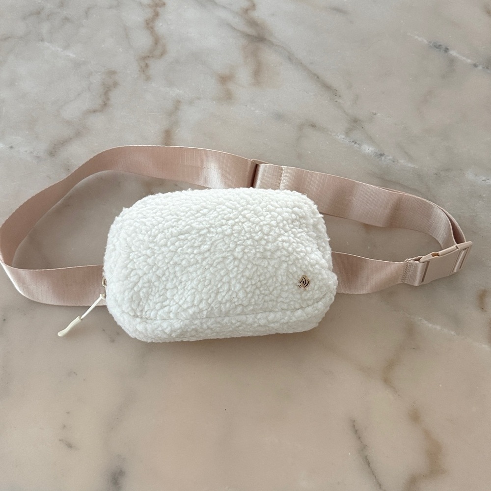 Apana Studio to street cozy sherpa belt bag fanny bag white cream beige OS NWOT - Picture 3 of 11